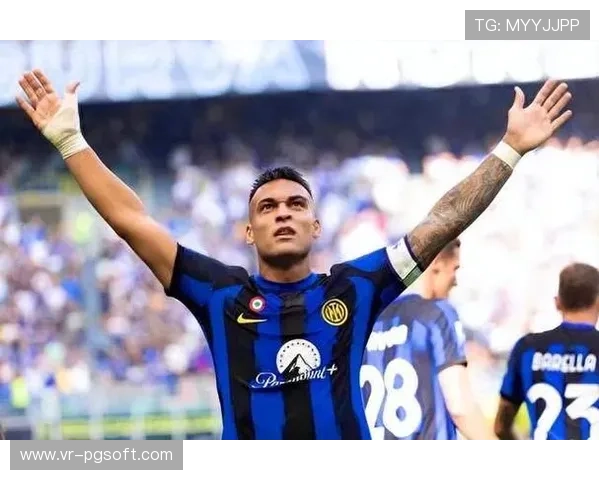 劳塔罗训练中指导年轻球员，国米领袖风范