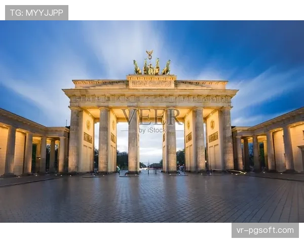 欧冠奖杯开启柏林巡展，首站于勃兰登堡门吸引数千球迷