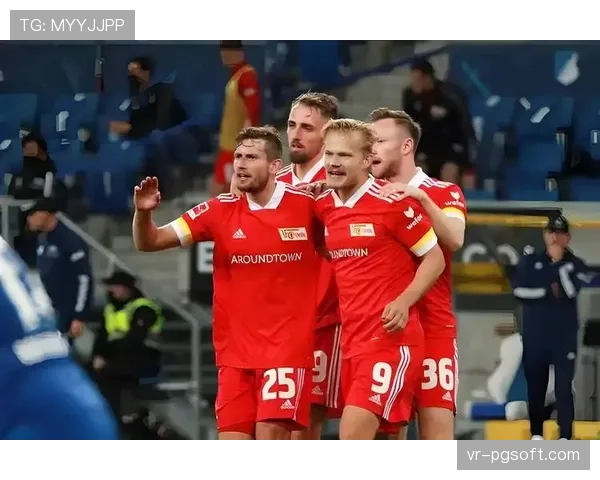 “足球回家”活动:德甲俱乐部联合开放训练课,吸引数千家庭参与 “足球回家”活动:德甲俱乐部联合开放训练课,吸引数千家庭参与